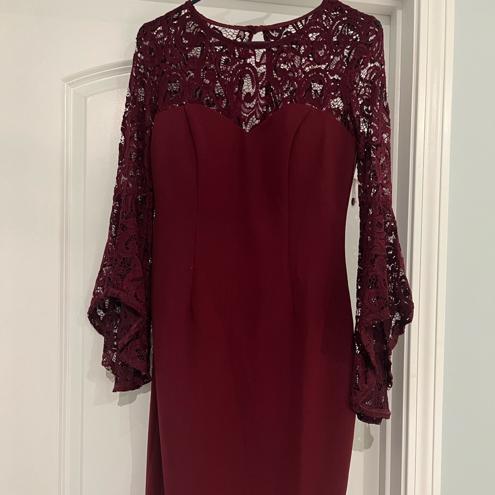 Women’s lace sleeved dress